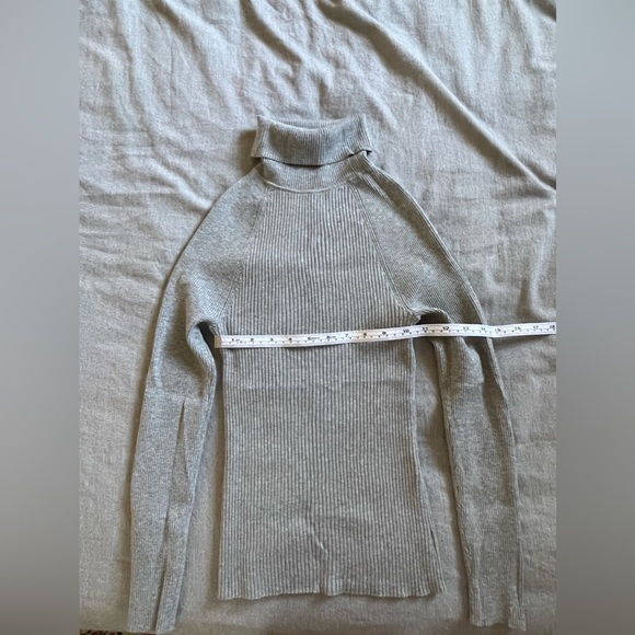 Grey turtleneck from Banana Republic. Size XS - Picture 3 of 6